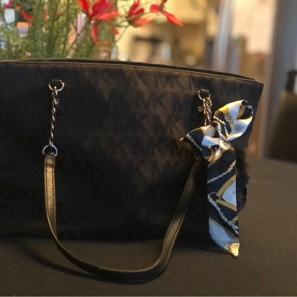 Michael Kors Sign Dark Brown Bag w/ Textured Fabric, Leather & Charm Great Cond - Picture 3 of 11